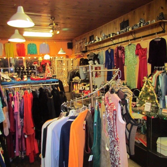 Meet your Posher, Joann. Vintage and Ready-to-wear - Picture 2 of 8